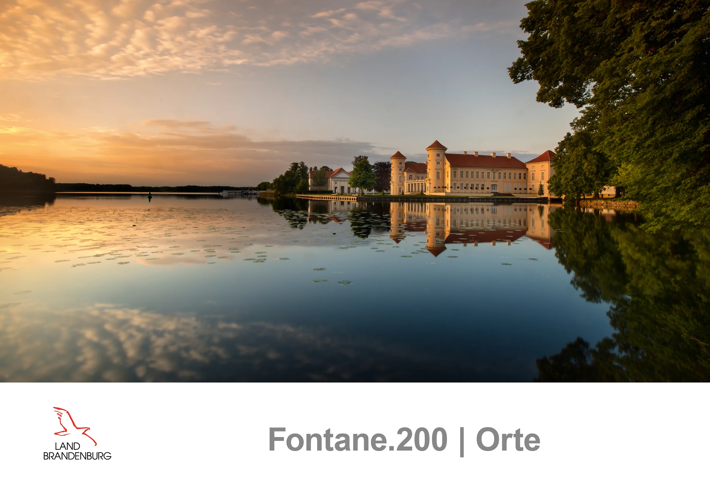 Titelblatt des Kalenders Fontane.200 | Orte: Schloss Rheinsberg spiegelt sich im Abendlicht im See