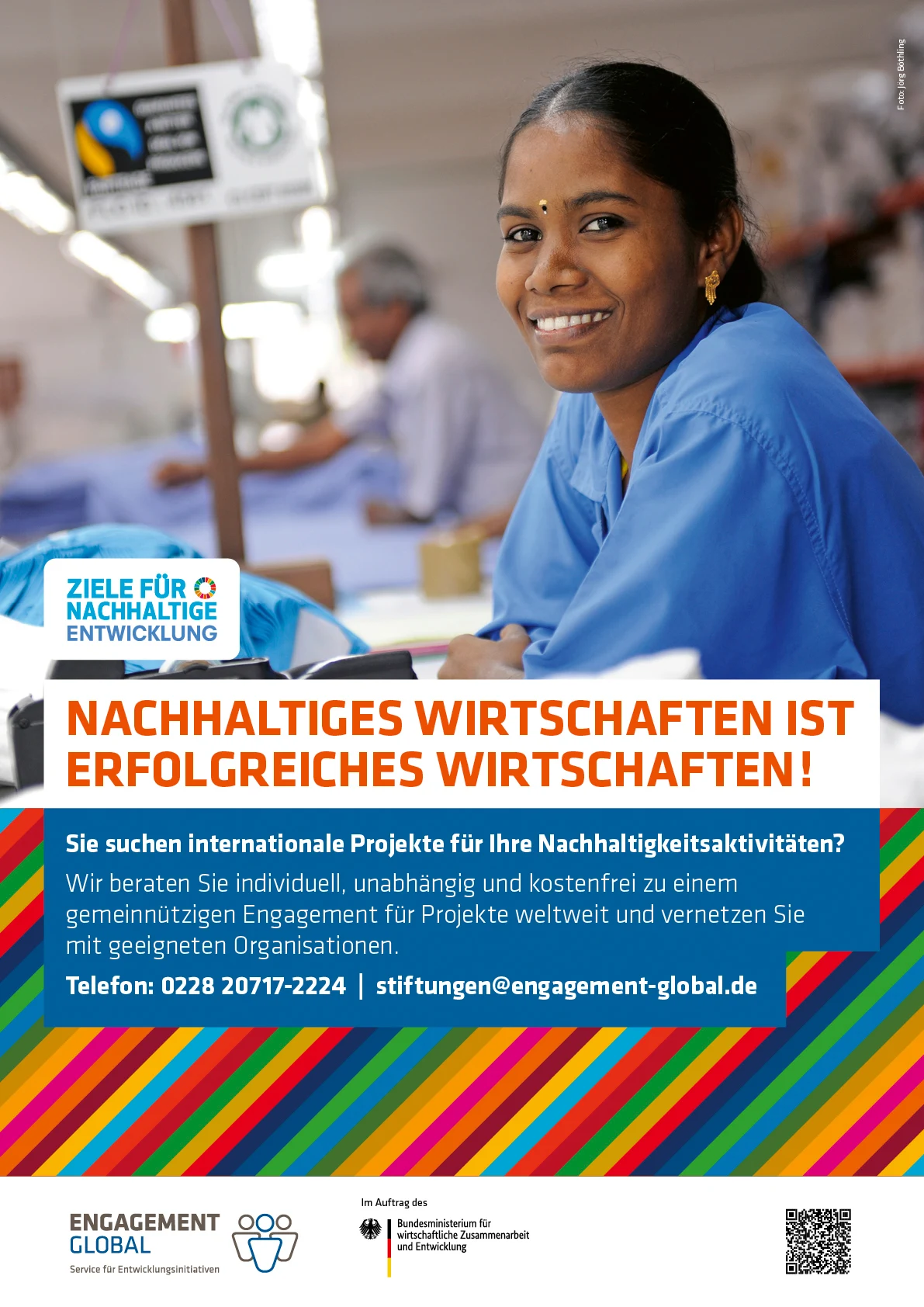 Printanzeige „Nachhaltiges Wirtschaften ist erfolgreiches Wirtschaften!“ mit dem Porträt einer Näherin in einer Textilmanufaktur