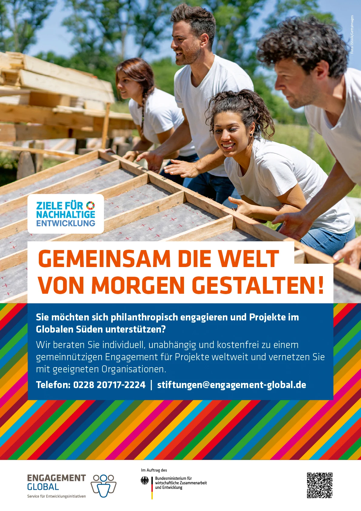 Printanzeige „Gemeinsam die Welt von morgen gestalten!“ mit vier jungen Menschen beim gemeinsamen Bau eines Holzdachs
