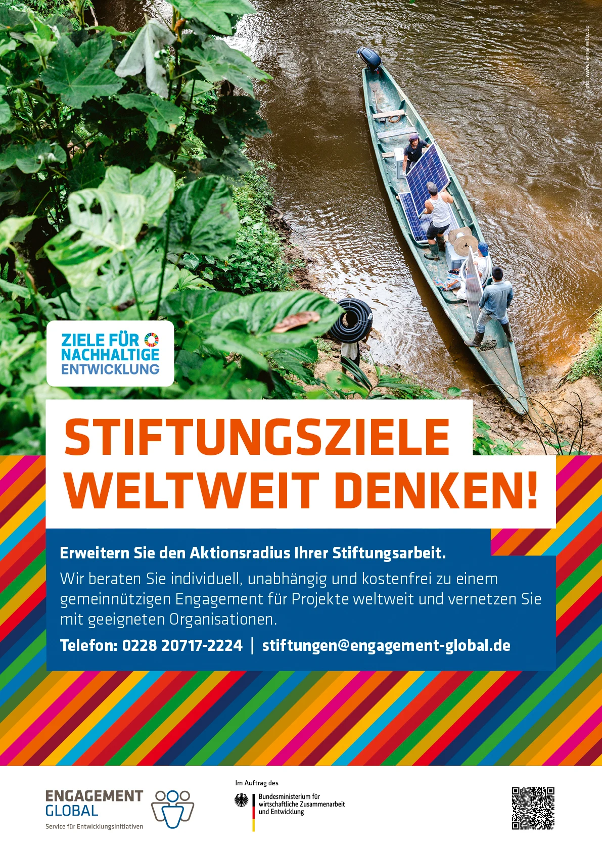 Printanzeige „Stiftungsziele weltweit denken!“ mit einem Boot, das Solarmodule über einen Fluss transportiert