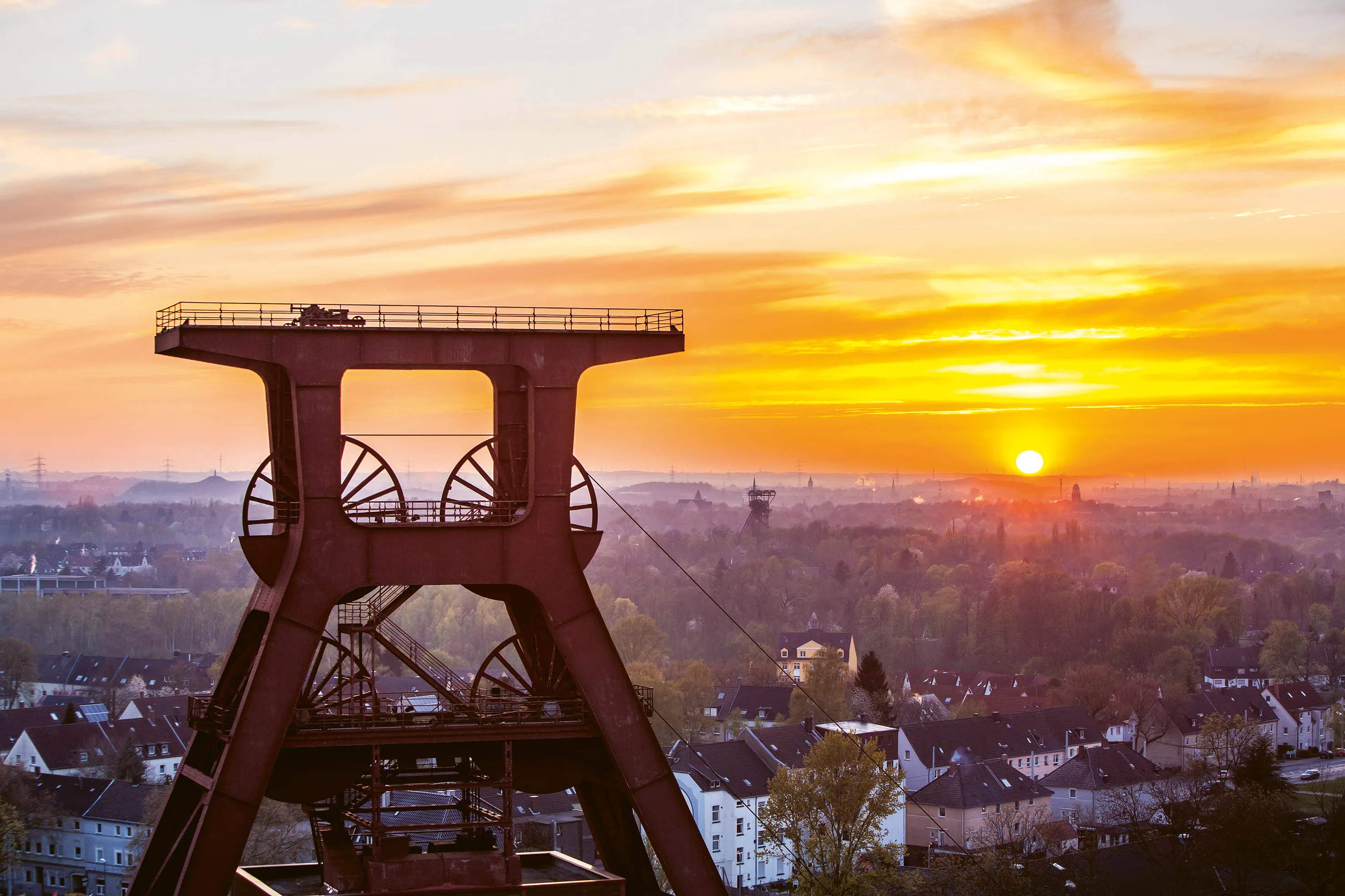 Förderturm der Zeche Zollverein im Sonnenuntergang
